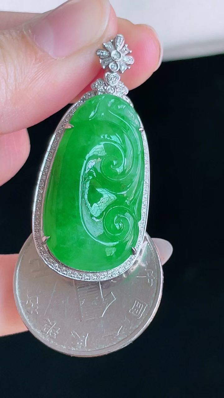 【翡翠名称】18K金豪华镶钻冰阳绿如意翡翠吊坠
【翡翠尺寸】含金40.6/18.4/8.6mm
【翡翠描述】宝贝种老水足，玉质细腻，色泽靓丽，性价比高，佩戴效果好！
【其它赠送】权威证书/精美挂绳盒子/支持全国复检