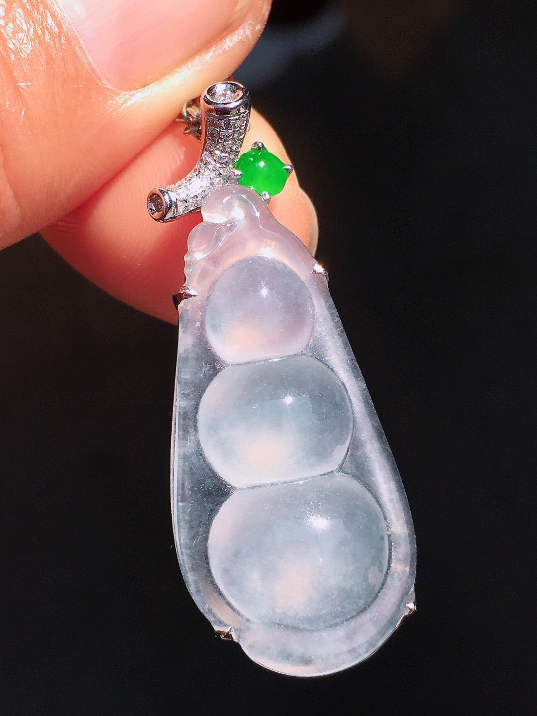 冰种福豆吊坠，玉质细腻，荧光感超
强，饱满圆润，尽显优雅气质，18k
金豪华镶嵌