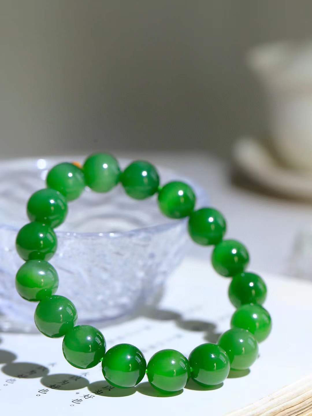 【珠圆玉润.手串】

精品️和田玉碧玉猫眼珠圆玉润手串 玉质温润细腻  整串打磨圆润，佩戴舒适。珠珠落玉盘，间关莺语花底滑，一生美好时光，无论身在何处，都有它相伴相守。事事顺遂，幸福美满，吉祥如意。重45.4克 尺寸取一11.9mm FDT-16351213