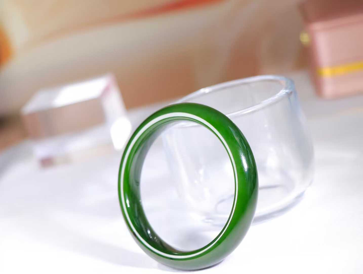 【腕间柔情】

和田玉碧玉菠菜绿手镯，俄料七号矿 红皮老料，玉质温润细腻 油性十足，色泽匀称，️款式精美时尚，佩戴美观惹眼，美自天成，婉约之美，举手投足间透出那份低调奢华。

重45克 圈口53.5mm尺寸53.5-11.5-8mm O18823207130