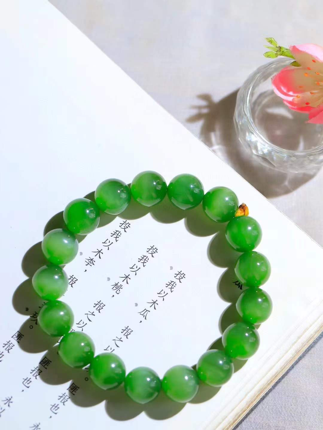 【珠圆玉润.手串】

精品️和田玉碧玉猫眼珠圆玉润手串 玉质温润细腻  整串打磨圆润，佩戴舒适。珠珠落玉盘，间关莺语花底滑，一生美好时光，无论身在何处，都有它相伴相守。事事顺遂，幸福美满，吉祥如意。重44.5克 尺寸取一12mm FDT-16351213