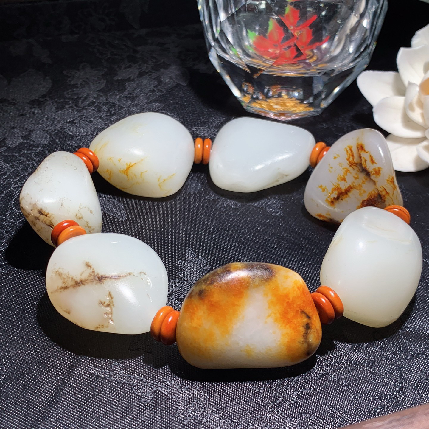 新疆和田玉白玉籽料手串 单颗尺寸32/26/18重146.8克。玉质细腻油润。手推出油。品相大气 lt260313