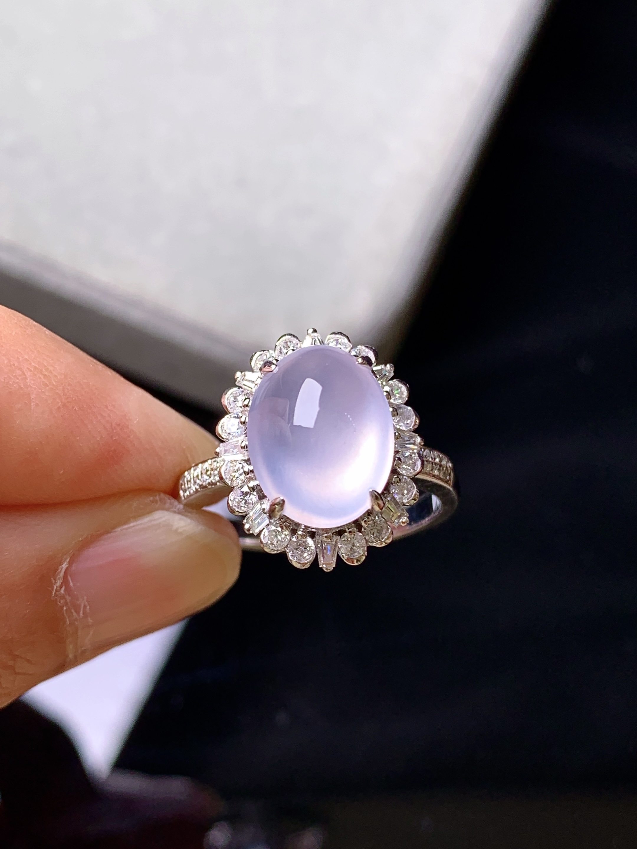 18k金钻镶嵌冰种蛋面戒指 玉质细腻 色泽艳丽清新 水润亮眼 圈口14.5 整体尺寸15.7*12.