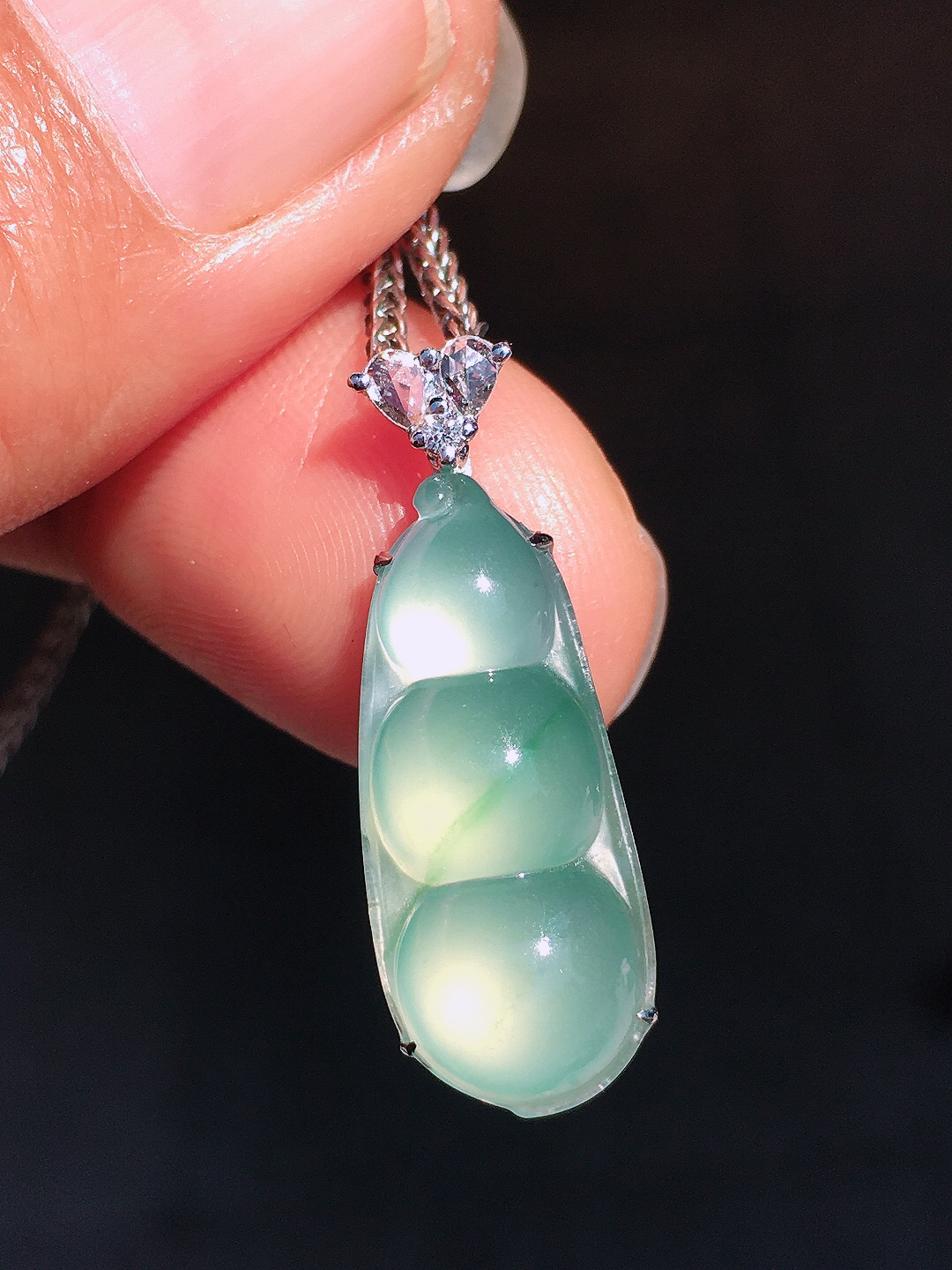 晴水福豆吊坠，玉质细腻，荧光感超
强，饱满圆润，尽显优雅气质，18k
金豪华镶嵌