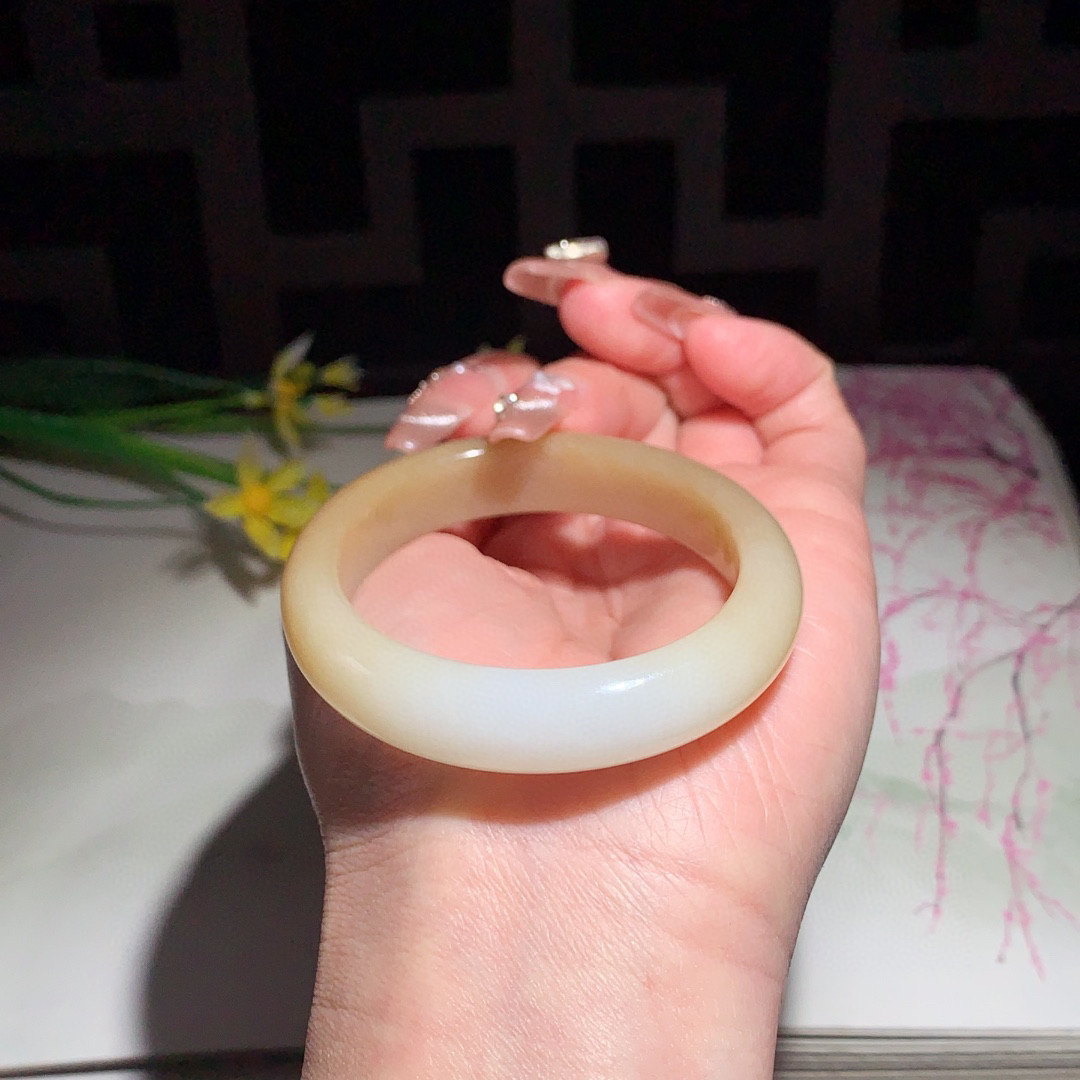 和田玉52圈口且末糖贵妃手镯！内径长/宽56.9/46.51玉质细腻油润 底色纯净 无裂无杂 脂粉好