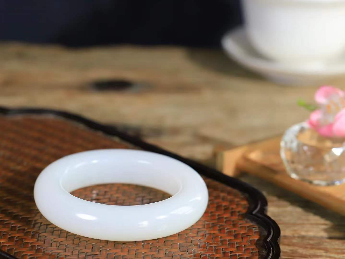 [温润如玉.手镯]

收藏级臻品️和田玉白玉手镯。玉质温润细腻 油性十足 手感舒适，高华雅逸，线条