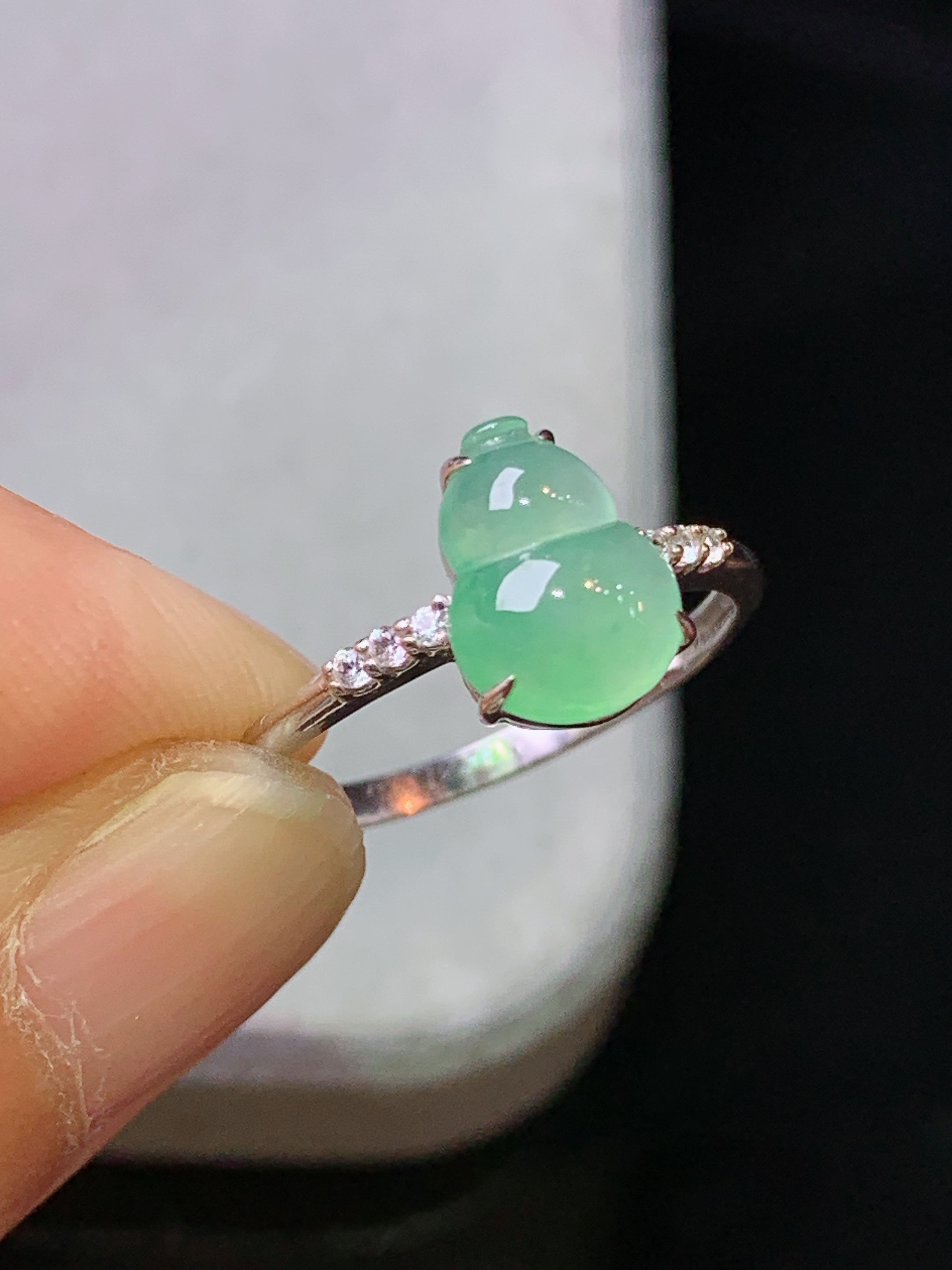 18k金钻镶嵌浅绿葫芦戒指 玉质细腻 色泽艳丽 圈口15 整体尺寸9*6.8*3c1