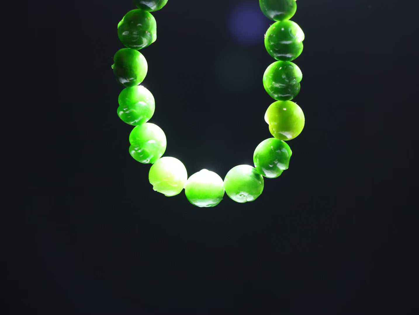 【佛佑众生】

精品和田玉碧玉佛头手串，七号矿老料 玉质温润细腻，油性十足，精雕佛像，面容慈祥，憨态可掬，佛祖能利益安乐一切众生，满足一切愿求。给佩戴者带来平安与慈悲，永保平安。
尺寸取一11mm 重35.5克 O8242061045