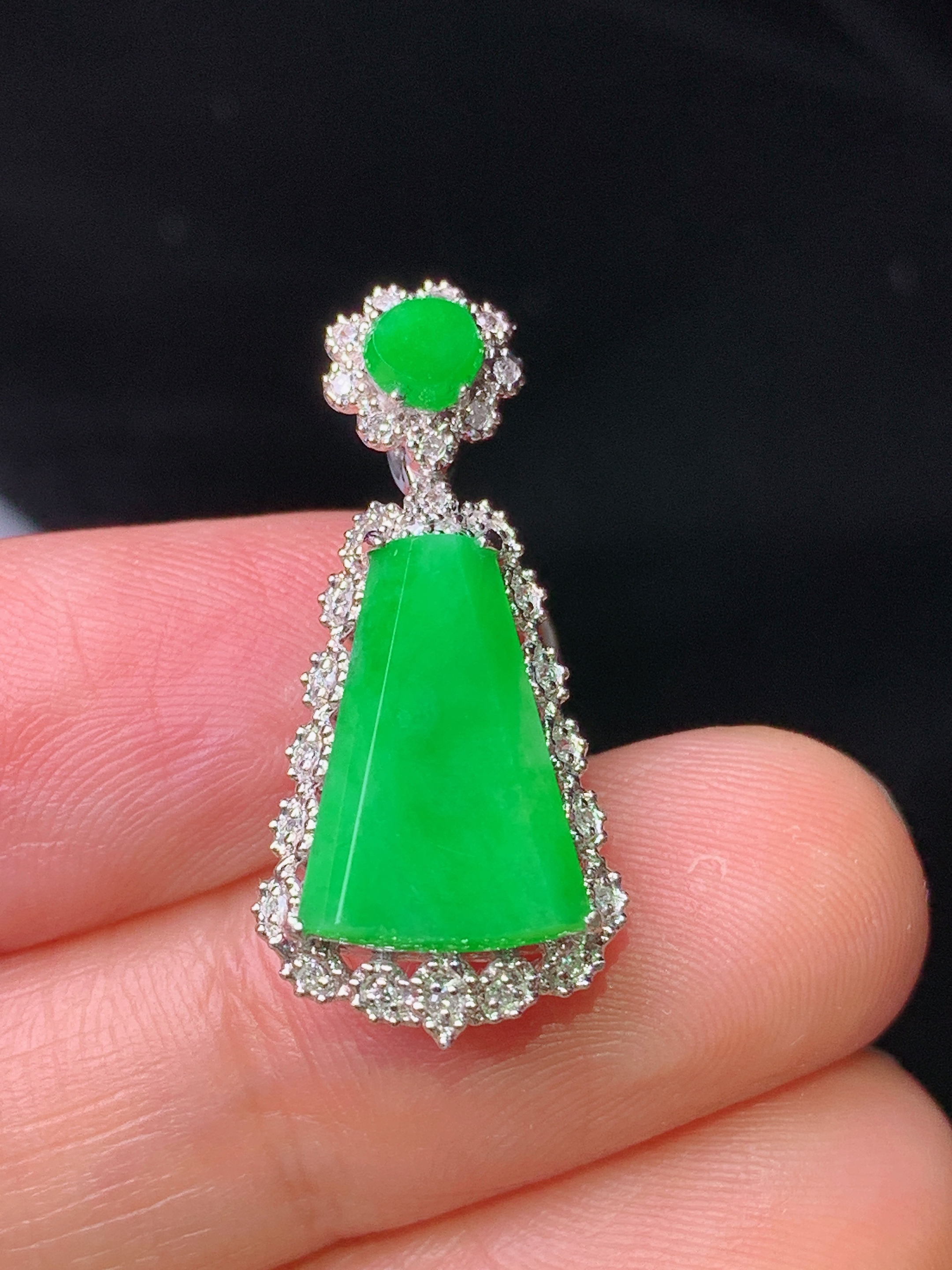 18k金钻镶嵌翠绿无事牌吊坠 玉质细腻 色泽艳丽 整体尺寸26.5*12.2*7x2