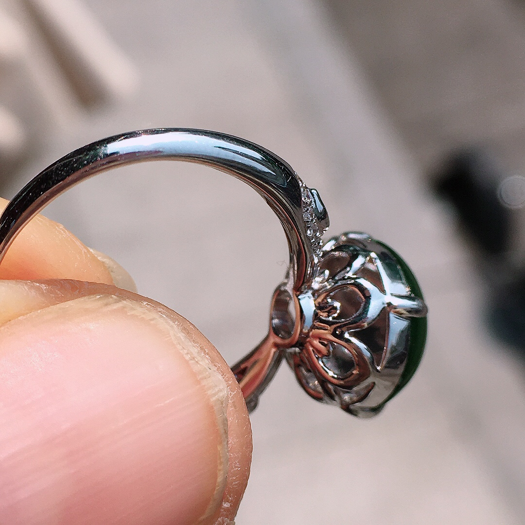 阳绿蛋面戒指，色泽均匀艳丽，玉质细腻，荧光感超
强，饱满圆润，尽显优雅气质，18k
金豪华镶嵌