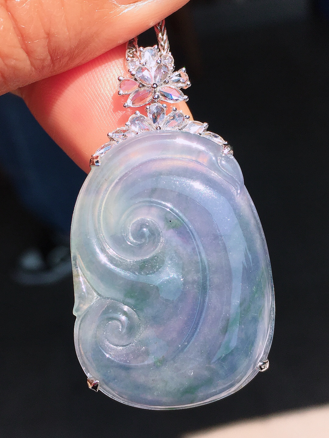 冰紫罗兰如意吊坠，色泽均匀艳丽，玉质细腻，荧光感超
强，饱满圆润，尽显优雅气质，18k
金豪华镶嵌