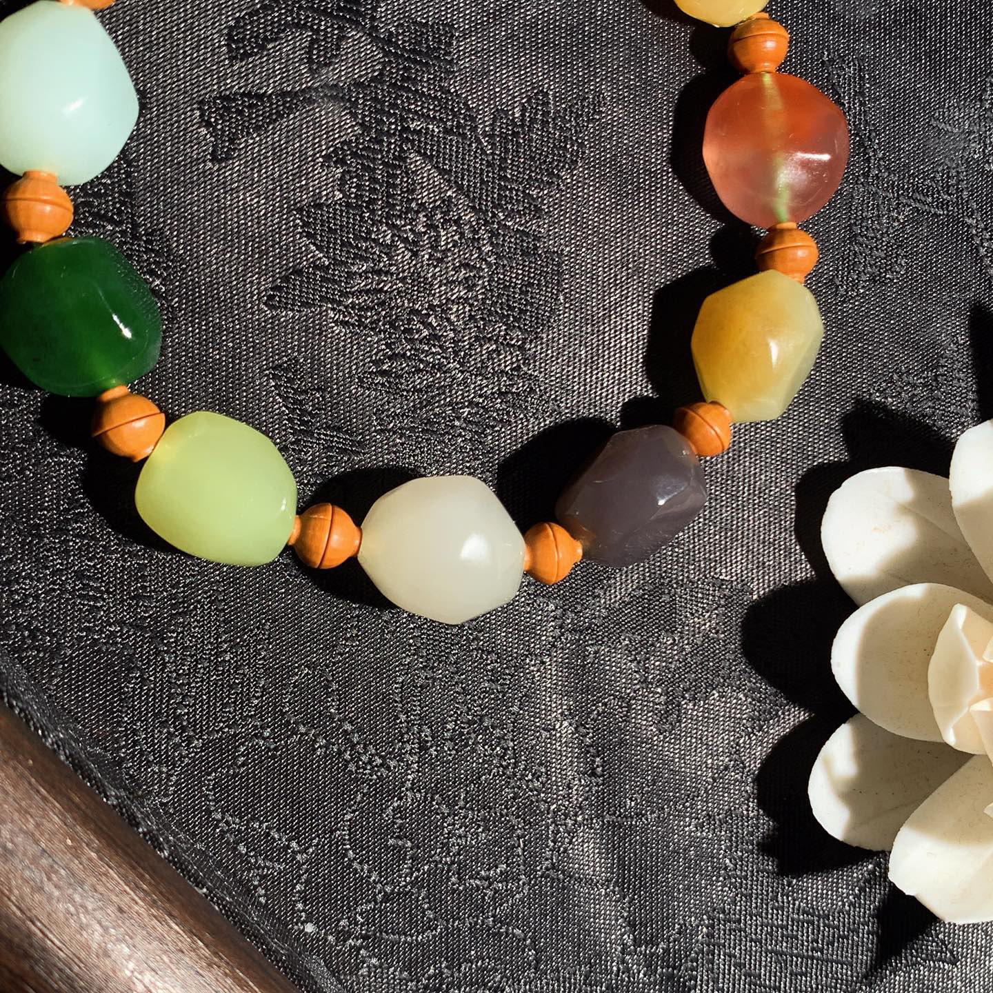 新疆和田玉且末糖随形多宝手串！单颗尺寸12/9！玉质细腻油润。手推出油。佩戴高端典雅。lt260313