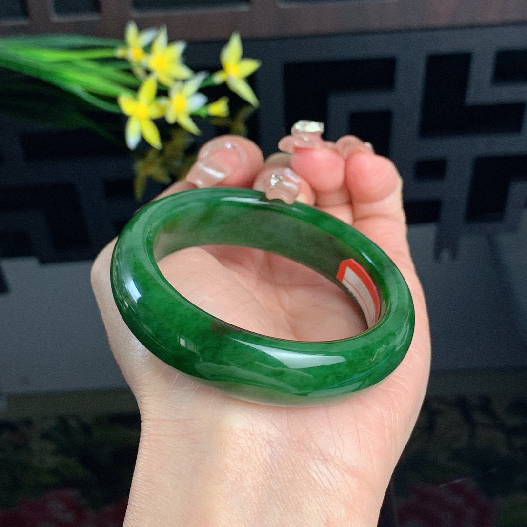 和田玉52.5圈口菠菜绿宽条碧玉手镯！玉质细腻油润 底色纯净 无裂无棉 脂粉好，品质高。