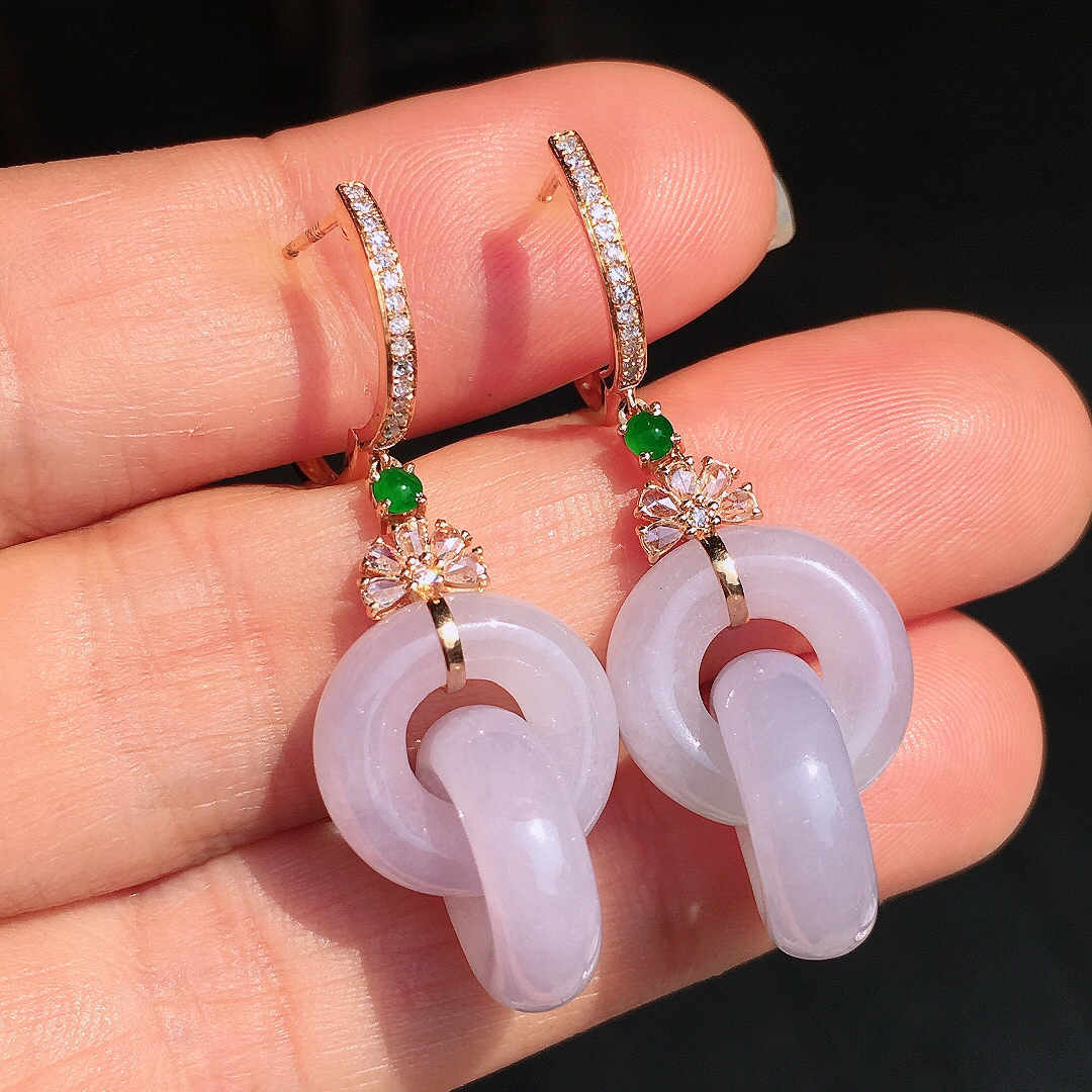 淡紫裸兰【环环相扣】耳坠，色泽均匀艳丽，玉质细腻，荧光感超
强，饱满圆润，尽显优雅气质，18k
金豪华镶嵌