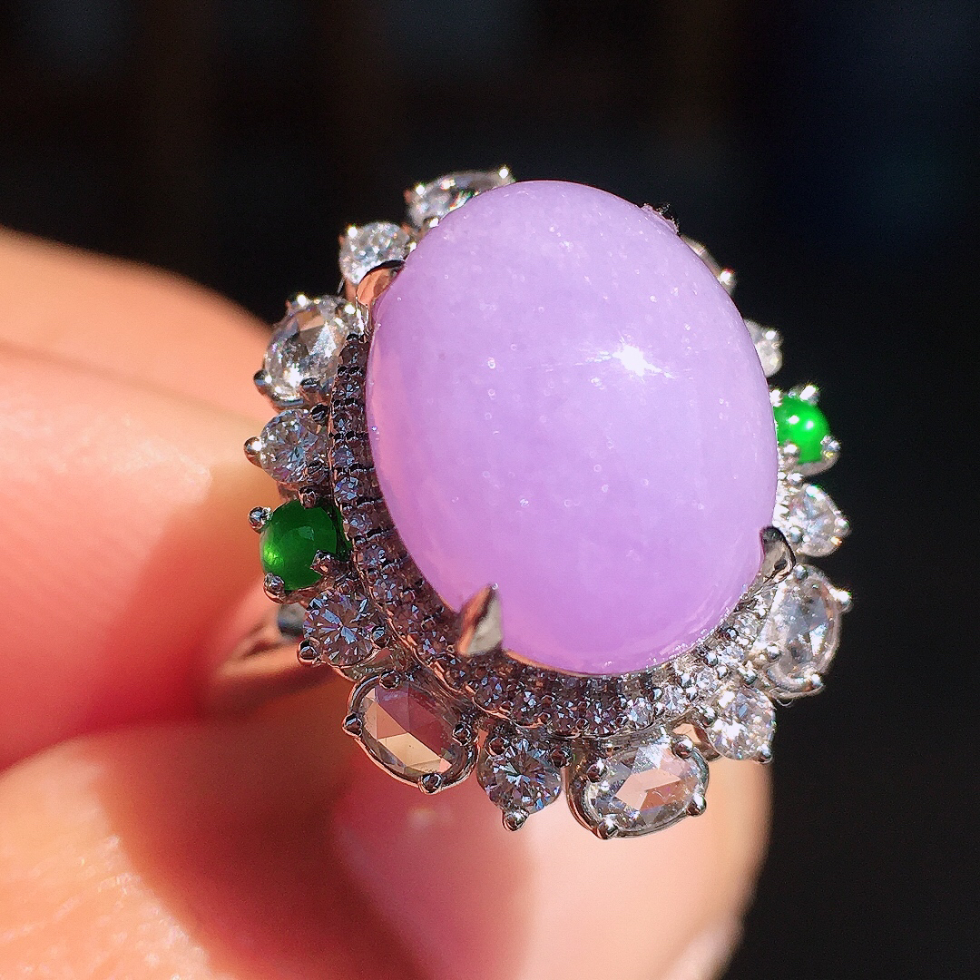 紫罗兰蛋面戒指/吊坠两用款，色泽均匀艳丽，玉质细腻，荧光感超
强，饱满圆润，尽显优雅气质，18k
金豪华镶嵌