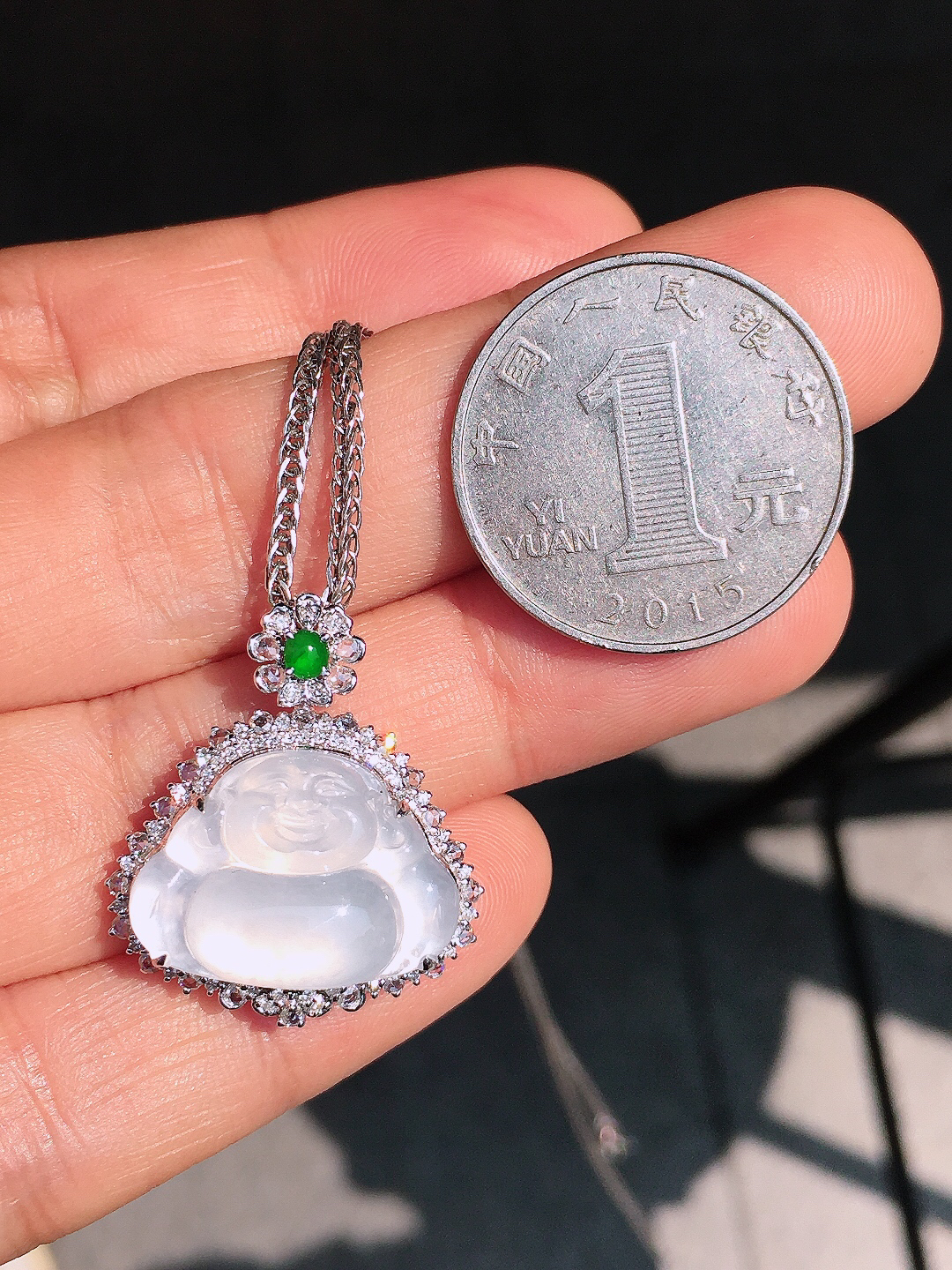 冰种佛公吊坠，玉质细腻，荧光感超
强，饱满圆润，尽显优雅气质，18k
金豪华镶嵌