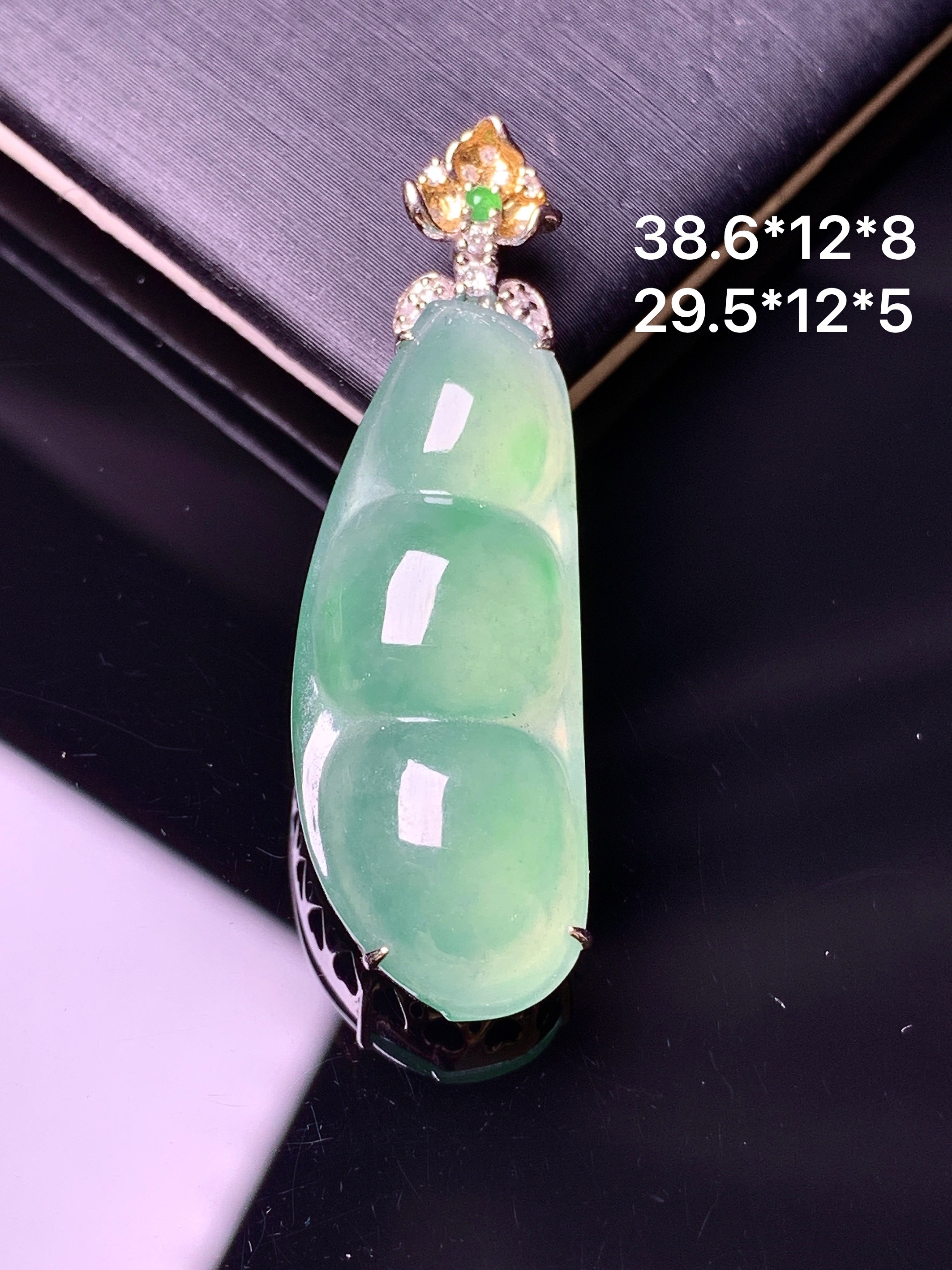 18k金钻镶嵌翠绿四季豆吊坠 玉质细腻 色泽艳丽 整体尺寸38.6*12*8yz
