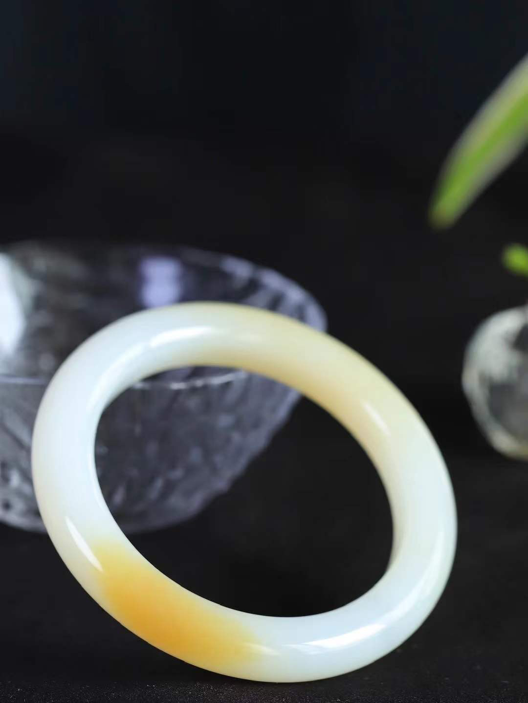 【花样年华·手镯】

精品和田玉糖白玉手镯，质地油润细腻，色泽高贵典雅，镯型古朴典雅。在诗情画意的雨巷相遇，你是我腕间的一抹风情，有你眸有深情，清风荡漾湖间静水，我愿俯身低眉，在烟波涟漪处，寻你深情倩影。内径55mm尺寸10.5-9.7mm 重50.3克fDT-78311241