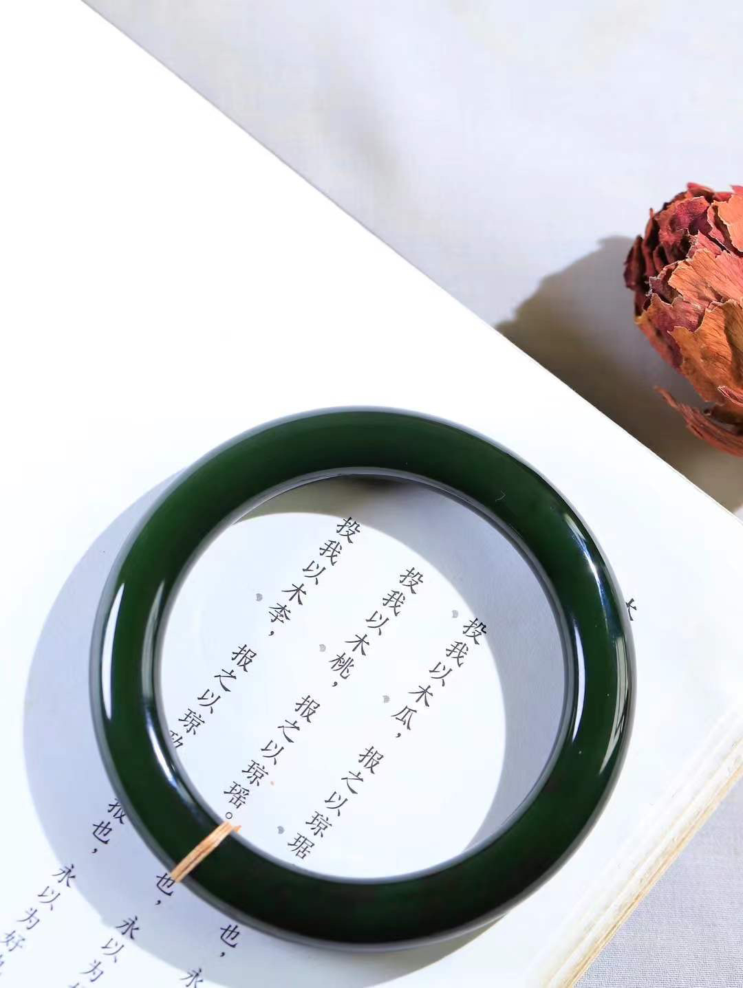 【玉佳人·手镯】

精品和田玉碧玉圆条手镯 ，玉质细腻油润，做工细致精美，端庄素雅，亭亭玉立，芊芊素手。芊芊素手，怎能忘镯？秀美圆条，更显婀娜。内径59.5mm 尺寸11-10.8mm重66克69381300T