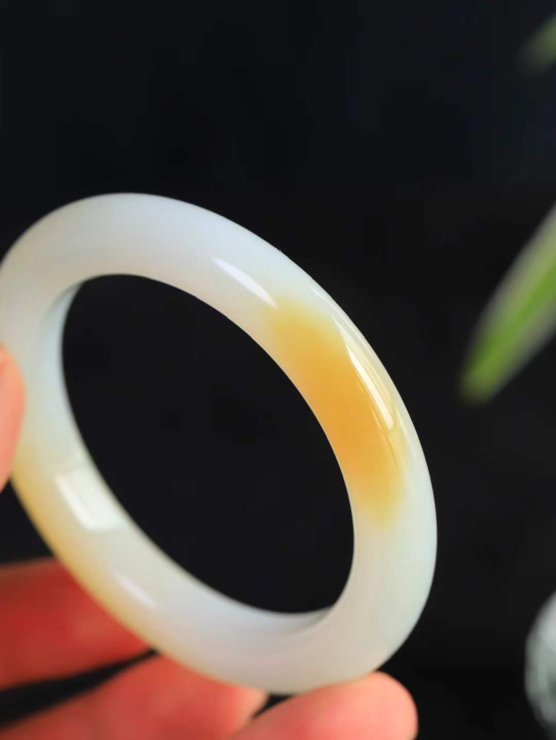 【花样年华·手镯】

精品和田玉糖白玉手镯，质地油润细腻，色泽高贵典雅，镯型古朴典雅。在诗情画意的雨巷相遇，你是我腕间的一抹风情，有你眸有深情，清风荡漾湖间静水，我愿俯身低眉，在烟波涟漪处，寻你深情倩影。内径55mm尺寸10.5-9.7mm 重50.3克fDT-78311241