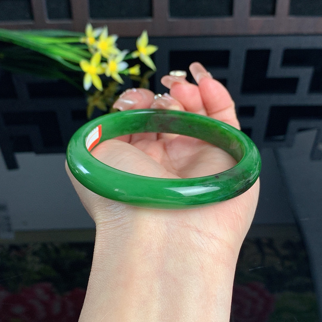 和田玉64圈口阳绿色碧玉手镯！红皮料，玉质细腻油润 底色纯净 无裂无棉 脂粉好，品质高。