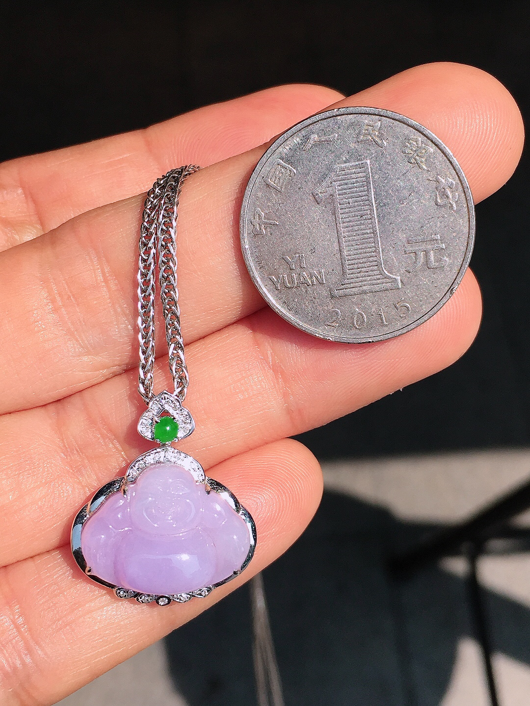 紫罗兰佛公吊坠，色泽均匀艳丽，玉质细腻，荧光感超
强，饱满圆润，尽显优雅气质，18k
金豪华镶嵌