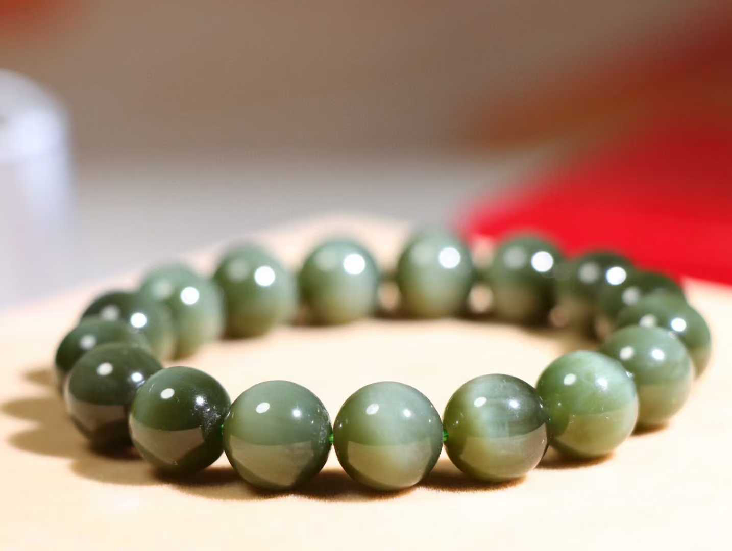 【碧波涟漪】

品质第一 信誉至上️和田玉碧玉猫眼手串 质地温润灵动 猫眼儿般的光中，有波光潋滟，也有梦幻清韵。行走于市井的喧嚣，相顾不言，便得清欢。

重44.5克 尺寸12mm 36823212113O