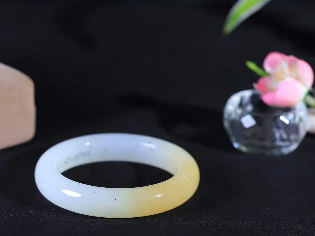 【腕间柔情.手镯】   

精品和田玉糖白点墨手镯 玉质温润细腻 油性十足 古朴秀雅 轻抚岁月的栏杆