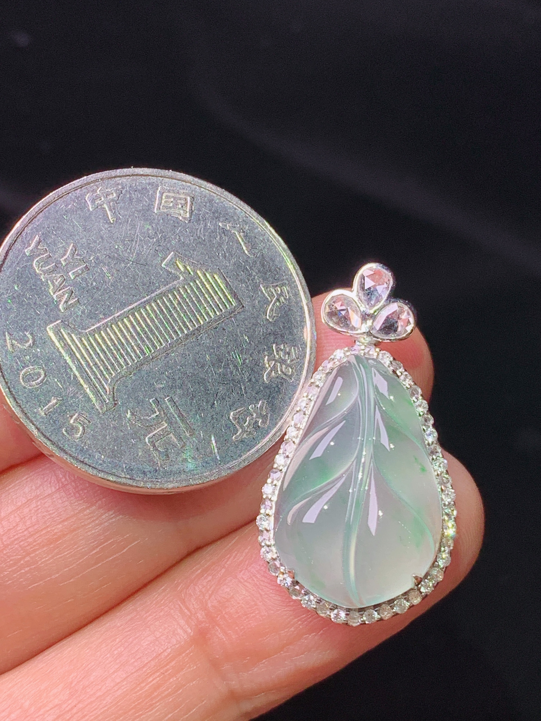 18k金钻镶嵌冰种飘绿树叶吊坠 玉质细腻 色泽艳丽 整体尺寸26.7*14.2*7.8c1