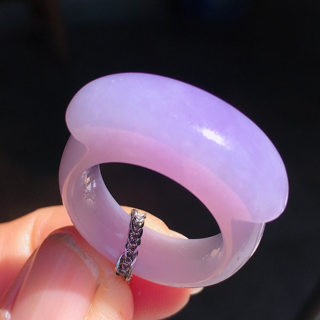 紫罗兰板指，色泽均匀艳丽，玉质细腻，荧光感超
强，饱满圆润，尽显优雅气质，