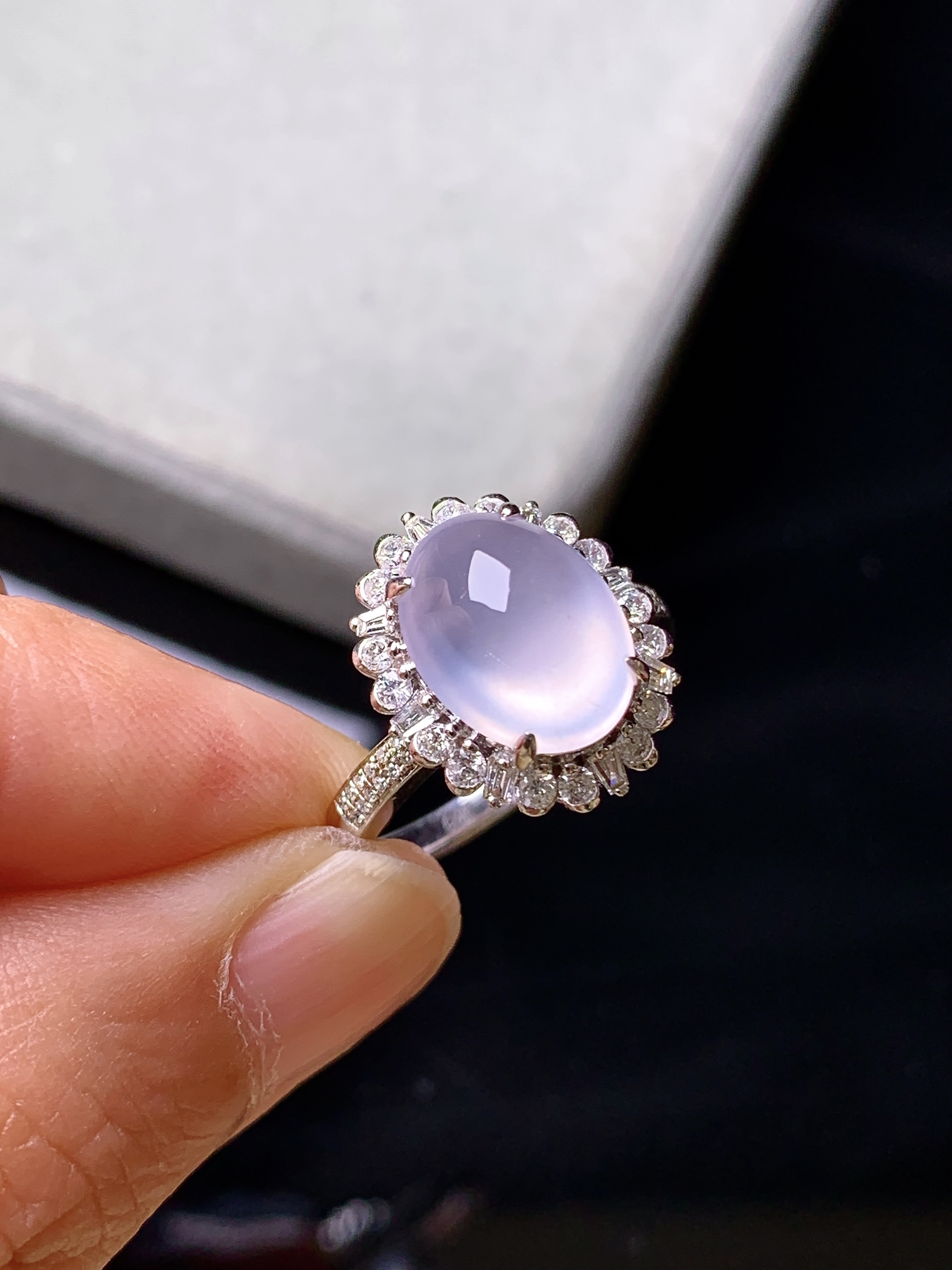 18k金钻镶嵌冰种蛋面戒指 玉质细腻 色泽艳丽清新 水润亮眼 圈口14.5 整体尺寸15.7*12.