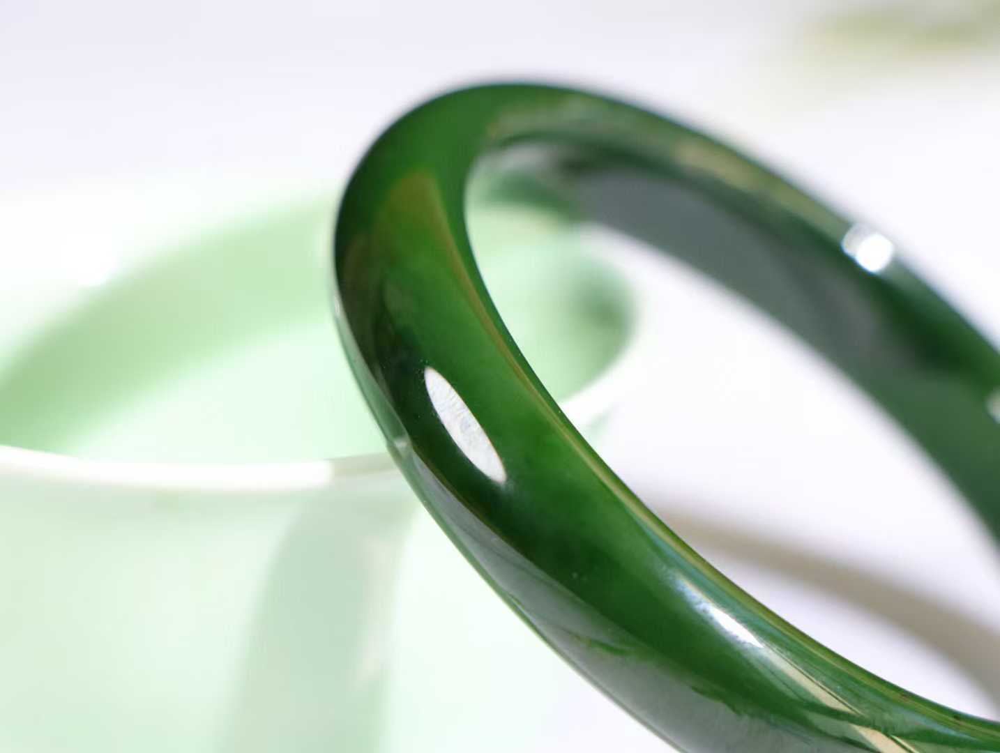 【碧色荡漾】

收藏级和田玉碧玉菠菜绿手镯，俄料七号矿 红皮老料，玉质温润细腻 油性十足，色泽匀称，️款式精美时尚，佩戴美观惹眼，美自天成，婉约之美，举手投足间透出那份低调奢华。

重47.9克 圈口58.5mm尺寸58.5-11.8-7.8mm O18823207130