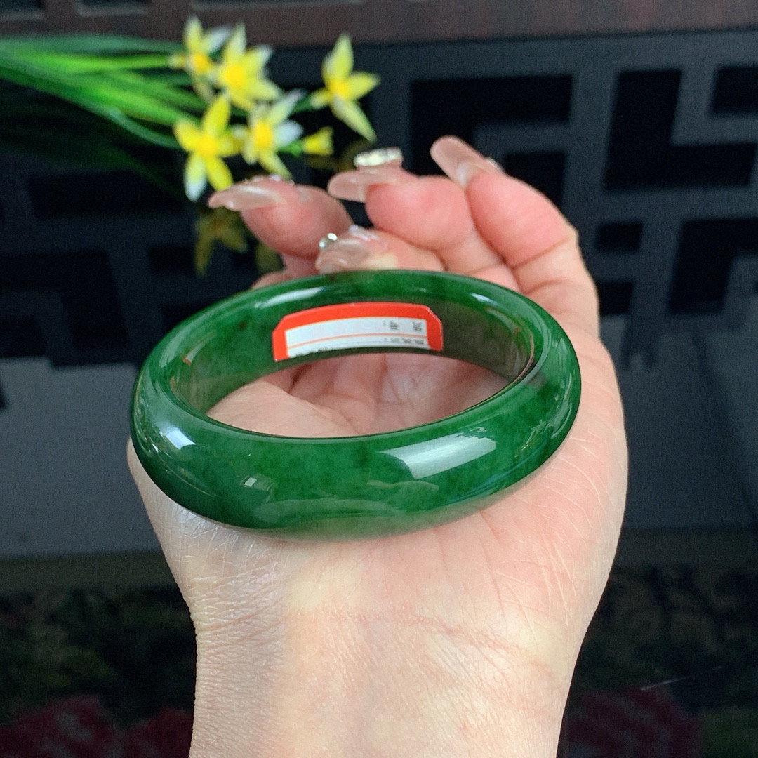 和田玉52.5圈口菠菜绿宽条碧玉手镯！玉质细腻油润 底色纯净 无裂无棉 脂粉好，品质高。