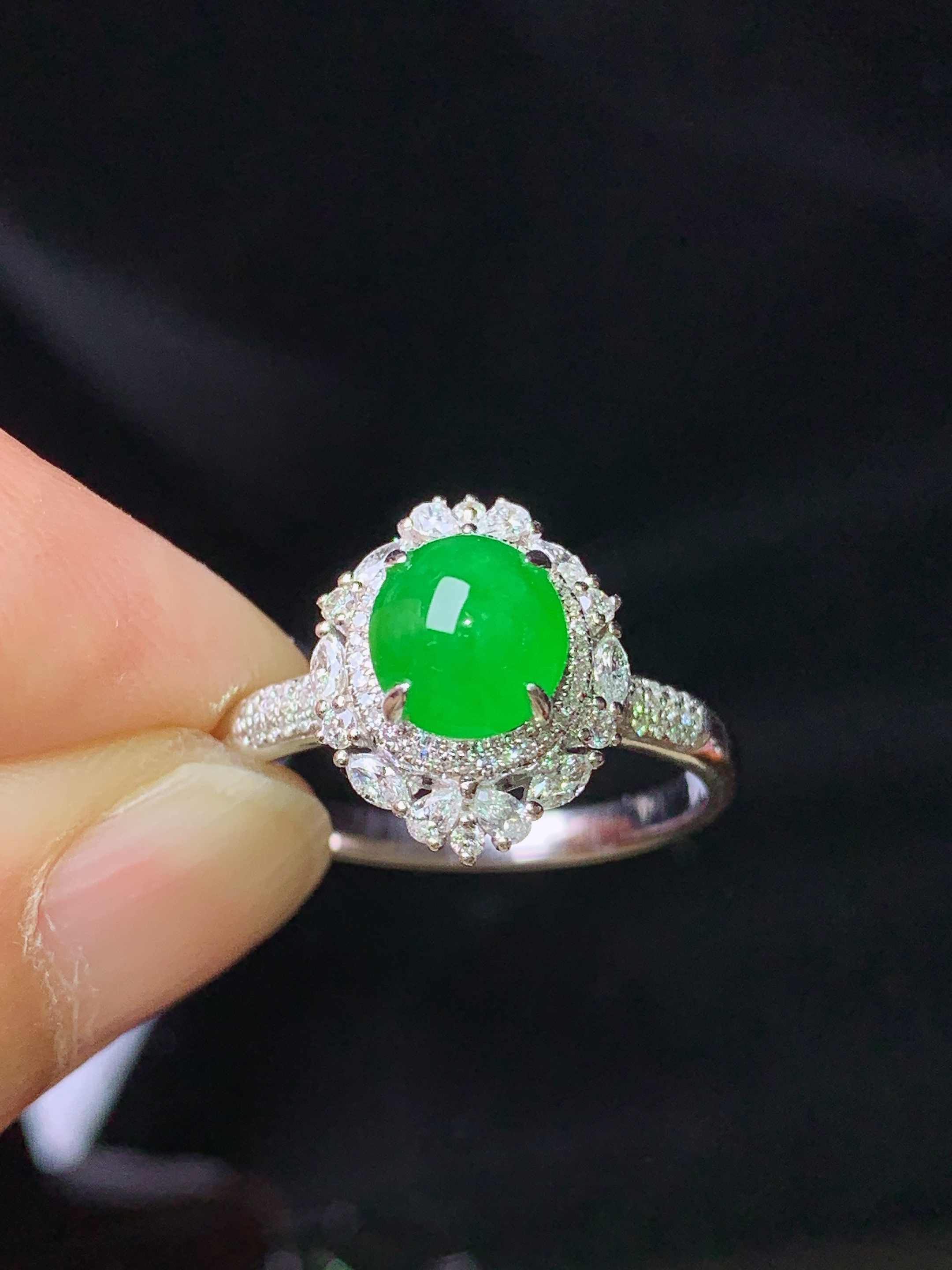 18k金钻镶嵌满绿蛋面戒指 玉质细腻 色泽艳丽清新 水润亮眼 圈口14.5 整体尺寸13.2*10.6*8.7m3