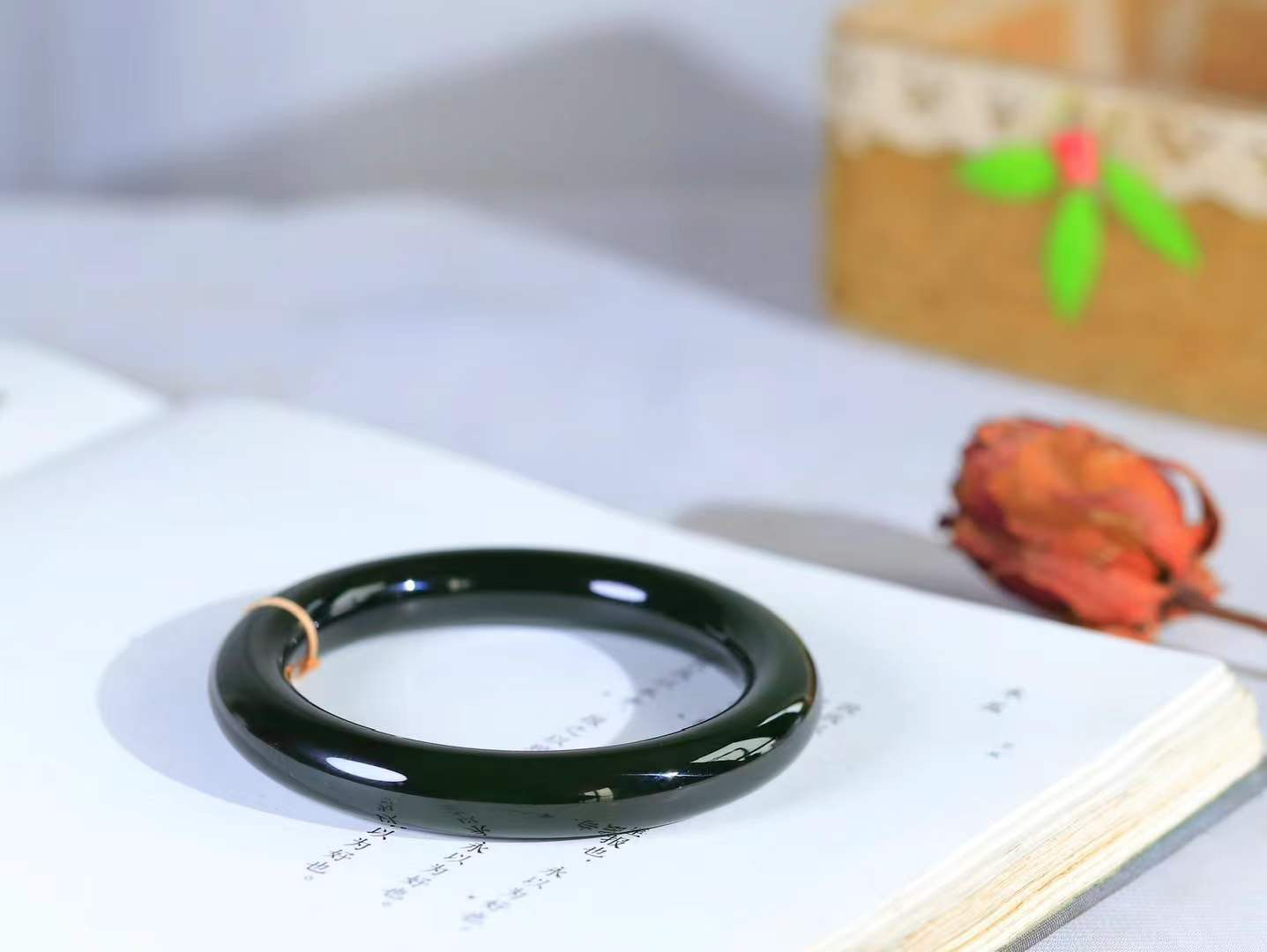 【玉佳人·手镯】

精品和田玉碧玉圆条手镯 ，玉质细腻油润，做工细致精美，端庄素雅，亭亭玉立，芊芊素