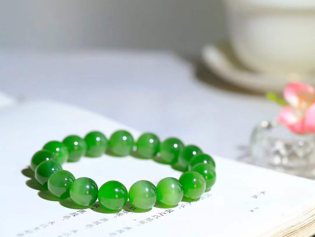 【珠圆玉润.手串】

精品️和田玉碧玉猫眼珠圆玉润手串 玉质温润细腻  整串打磨圆润，佩戴舒适。珠