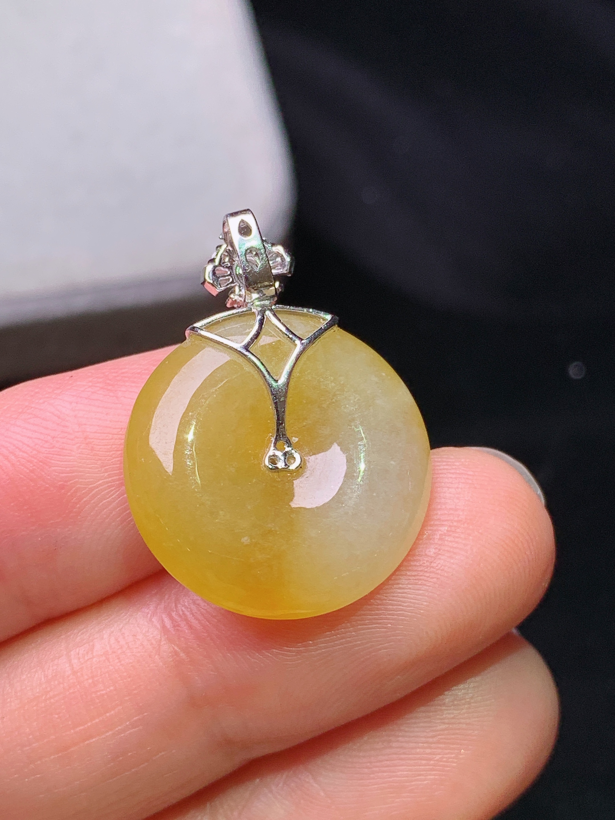 18k金钻镶嵌黄翡平安扣吊坠 玉质细腻 色泽艳丽清新 水润亮眼 整体尺寸24.8*18.6*5b1