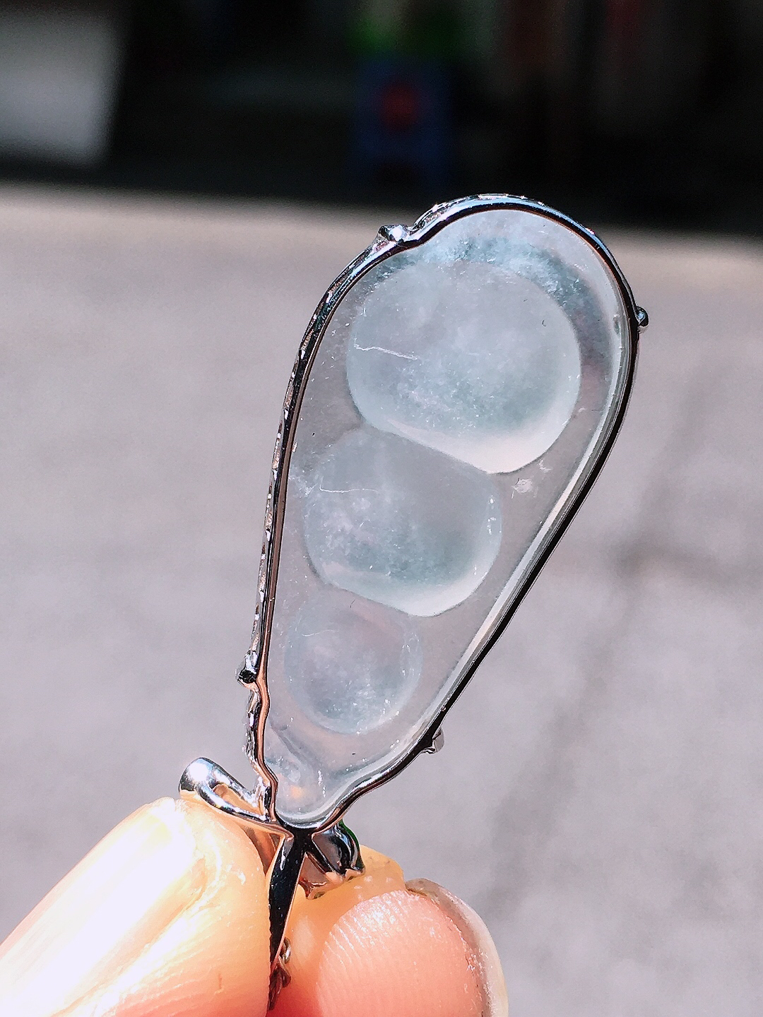 冰种福豆吊坠，玉质细腻，荧光感超
强，饱满圆润，尽显优雅气质，18k
金豪华镶嵌