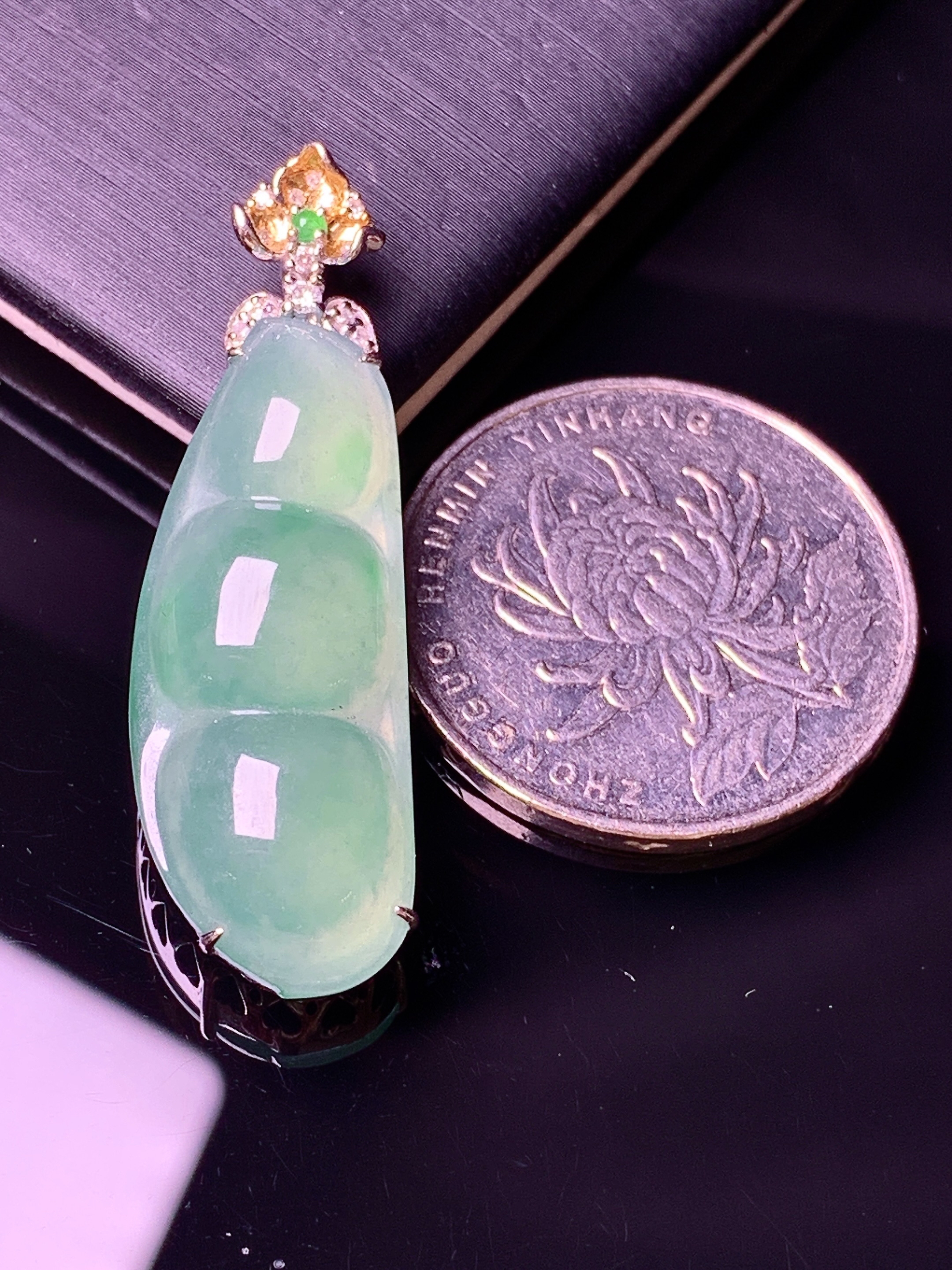 18k金钻镶嵌翠绿四季豆吊坠 玉质细腻 色泽艳丽 整体尺寸38.6*12*8yz