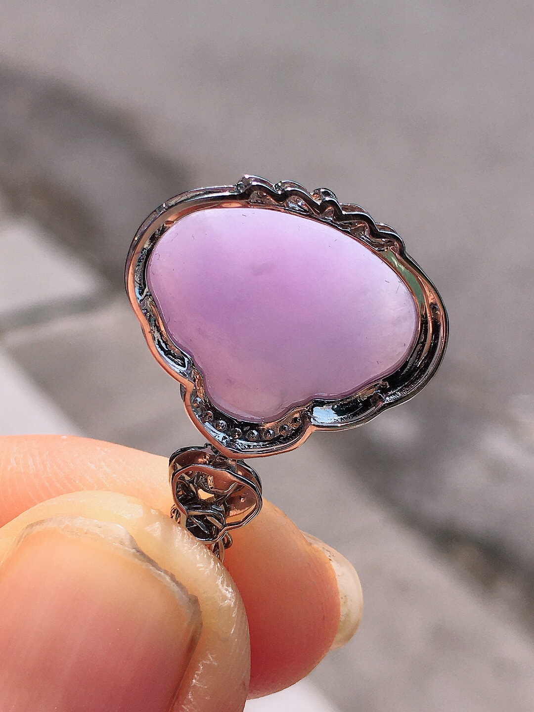 紫罗兰佛公吊坠，色泽均匀艳丽，玉质细腻，荧光感超
强，饱满圆润，尽显优雅气质，18k
金豪华镶嵌