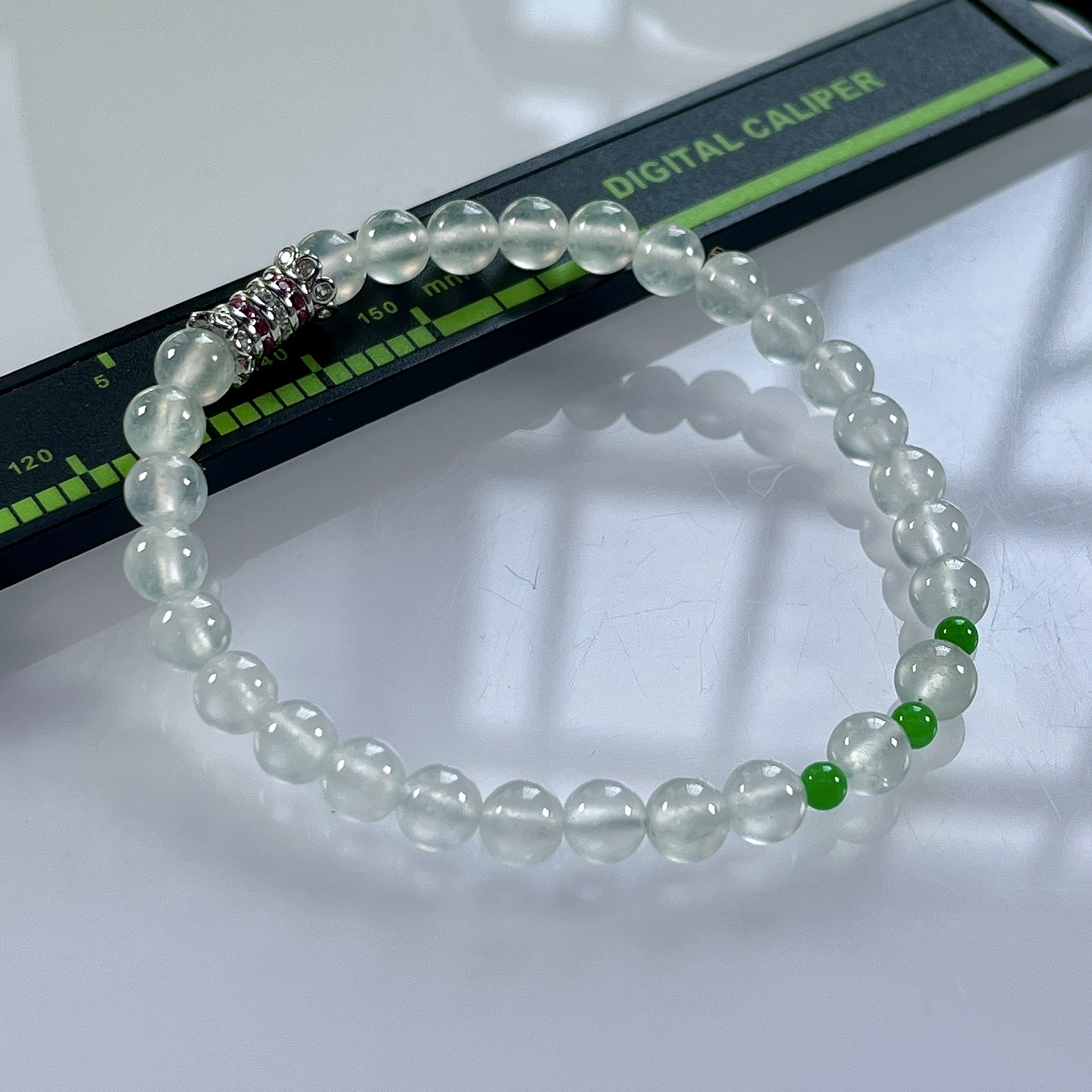 缅甸天然翡翠A货，卡5.8玻璃种起光起胶圆珠手串手链，尺寸：白珠5.8mm/28颗，小绿珠3mm/3颗，长度175mm，重量：11.12g