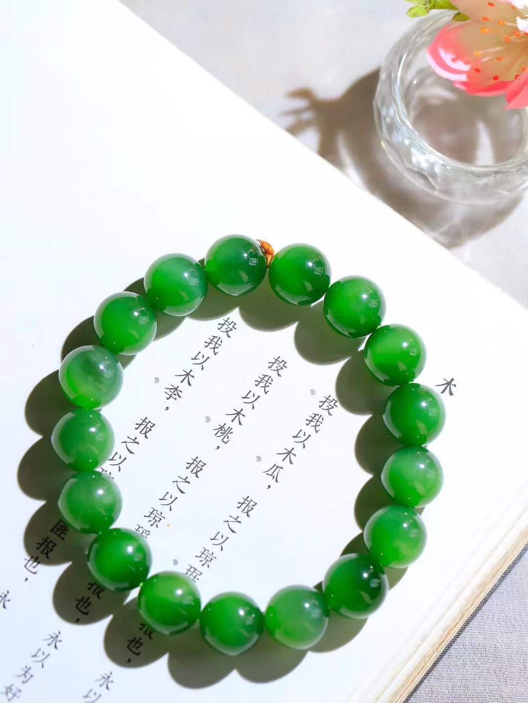 【珠圆玉润.手串】

精品️和田玉碧玉猫眼珠圆玉润手串 玉质温润细腻  整串打磨圆润，佩戴舒适。珠珠落玉盘，间关莺语花底滑，一生美好时光，无论身在何处，都有它相伴相守。事事顺遂，幸福美满，吉祥如意。重45.4克 尺寸取一11.9mm FDT-16351213