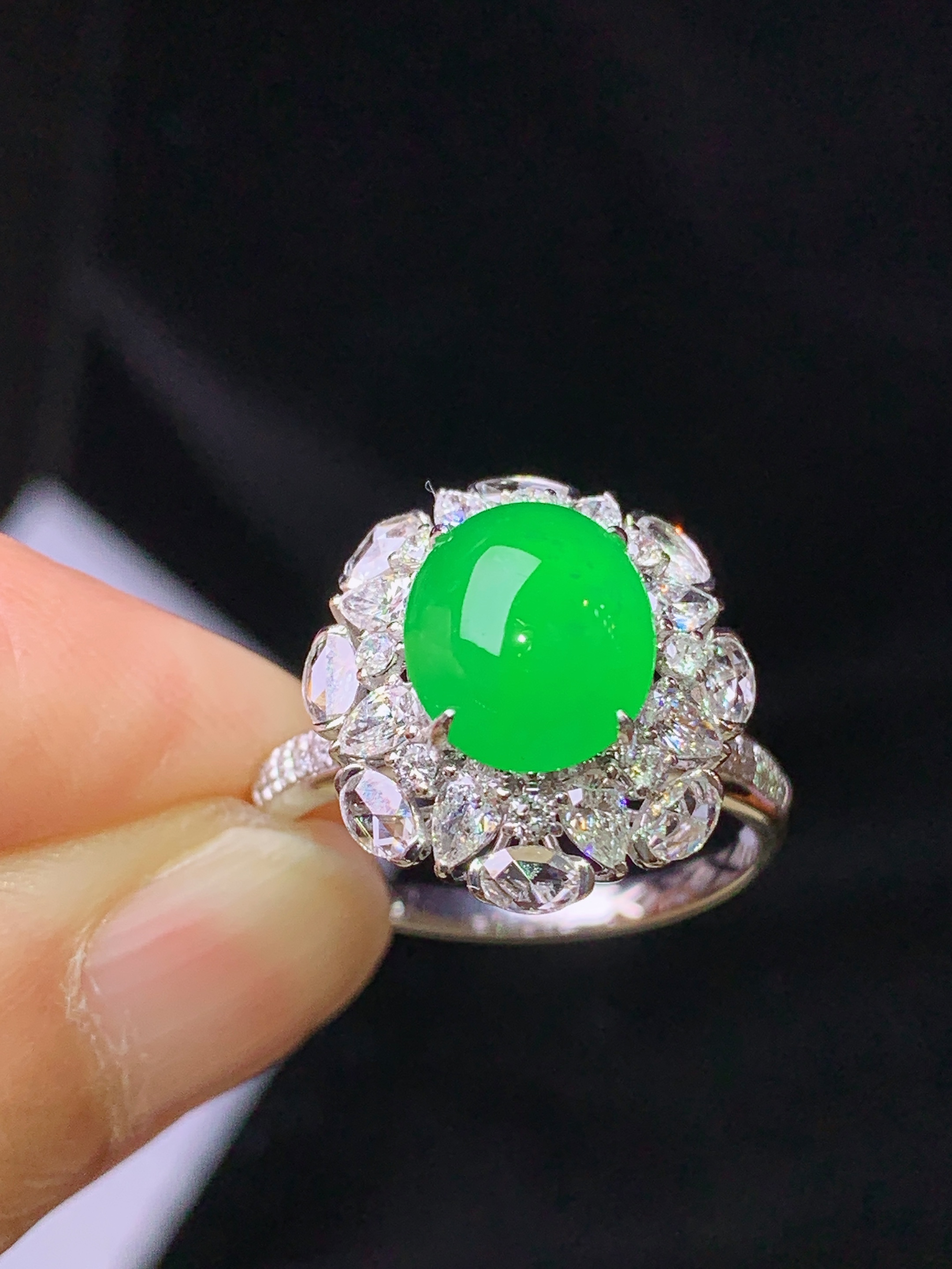 18k金钻镶嵌满绿蛋面吊坠 玉质细腻 色泽艳丽清新 水润亮眼 圈口15 整体尺寸16.2*14.8*10.6m3