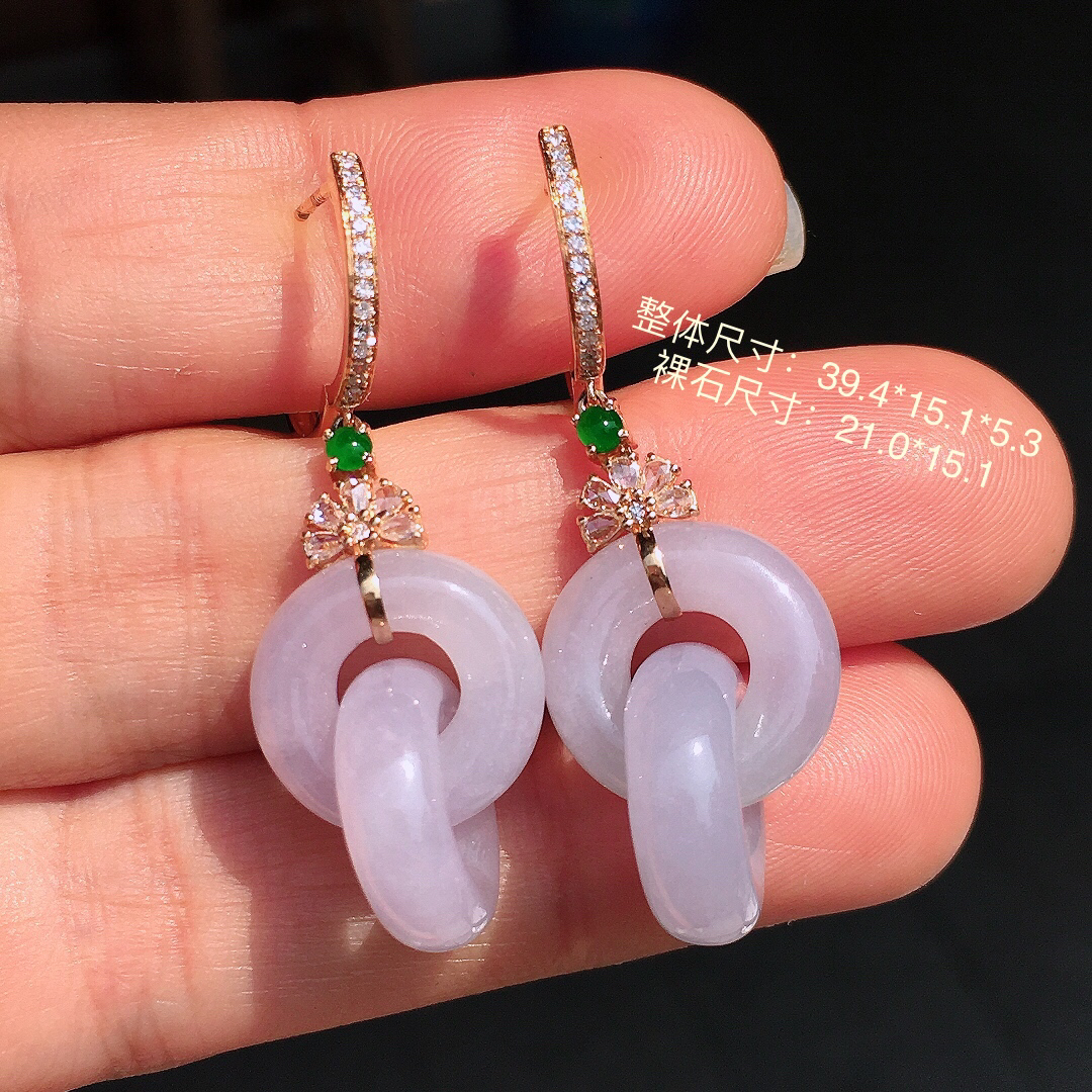 淡紫裸兰【环环相扣】耳坠，色泽均匀艳丽，玉质细腻，荧光感超
强，饱满圆润，尽显优雅气质，18k
金豪华镶嵌