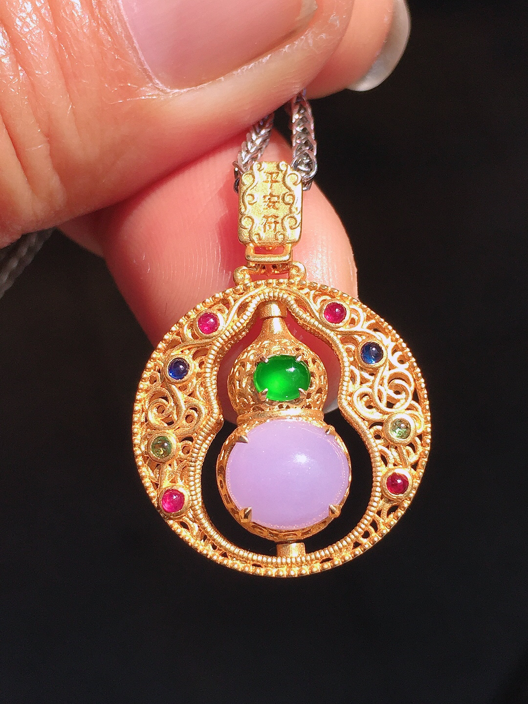 紫罗兰蛋面吊坠，色泽均匀艳丽，玉质细腻，荧光感超
强，饱满圆润，尽显优雅气质，18k
金豪华镶嵌