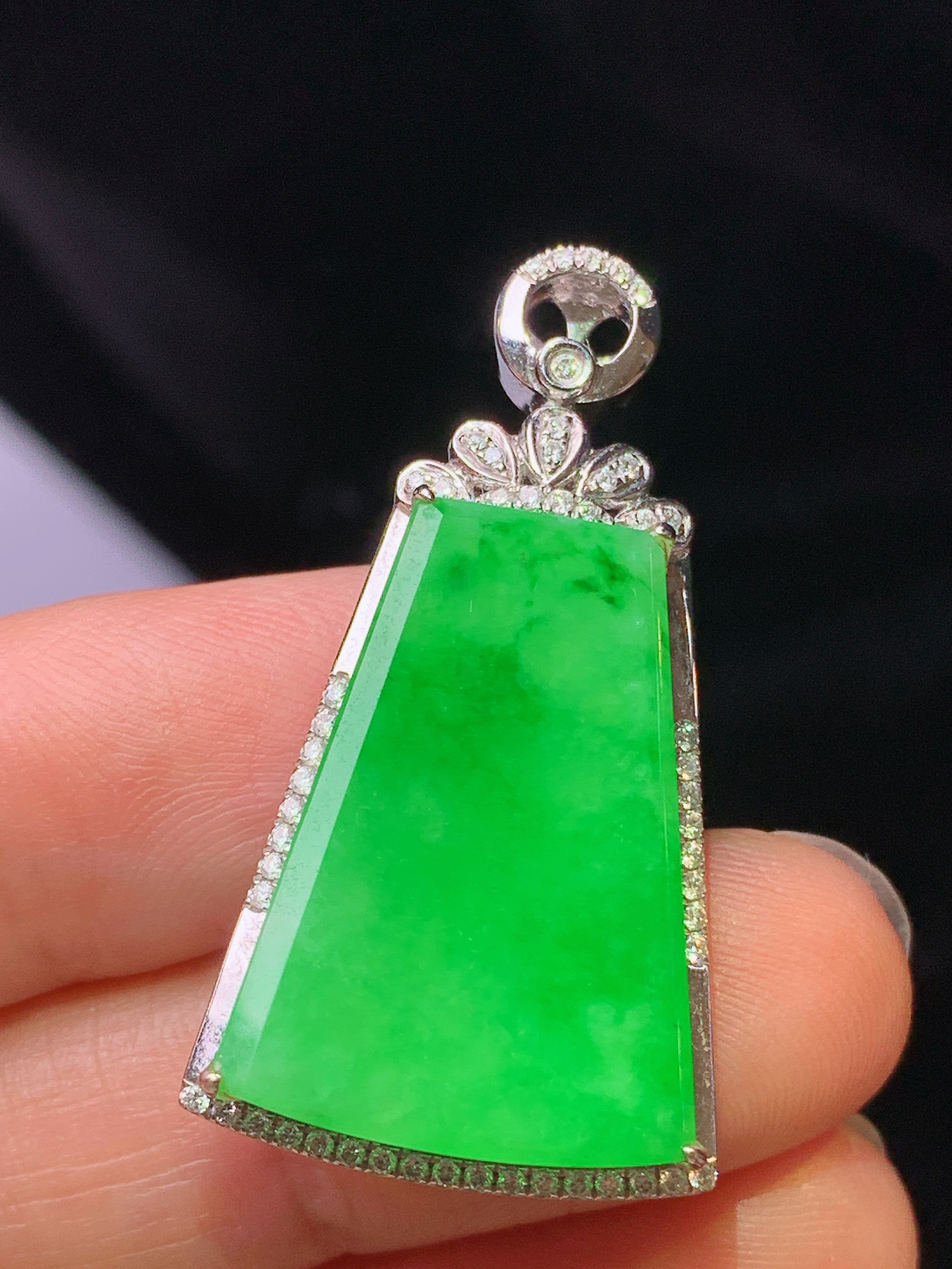 18k金钻镶嵌翠绿无事牌吊坠 玉质细腻 色泽艳丽清新 水润亮眼 整体尺寸35.2*18.8*7g1
