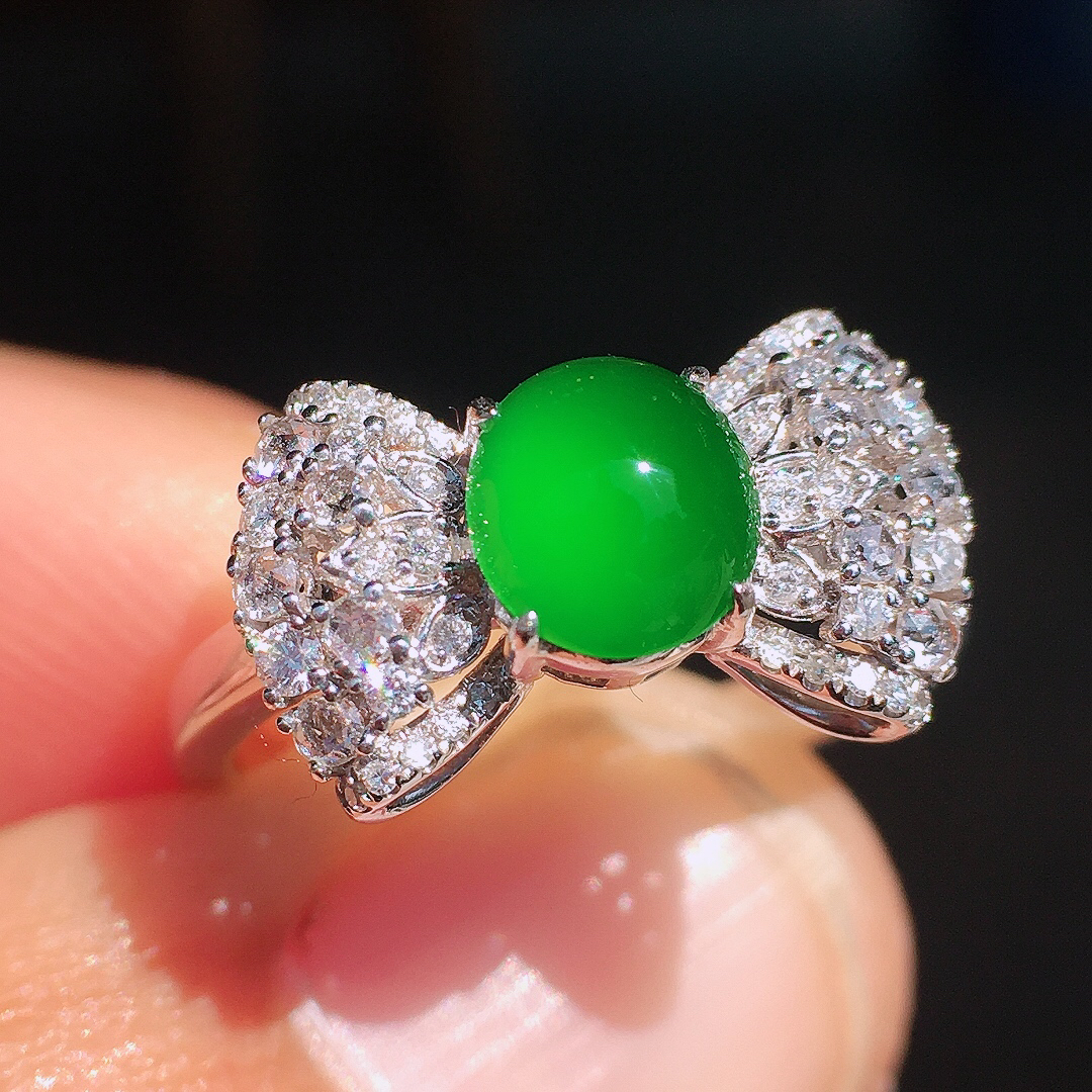 阳绿蛋面戒指，色泽均匀艳丽，玉质细腻，荧光感超
强，饱满圆润，尽显优雅气质，18k
金豪华镶嵌