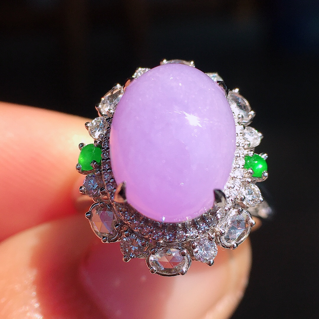 紫罗兰蛋面戒指/吊坠两用款，色泽均匀艳丽，玉质细腻，荧光感超
强，饱满圆润，尽显优雅气质，18k
金