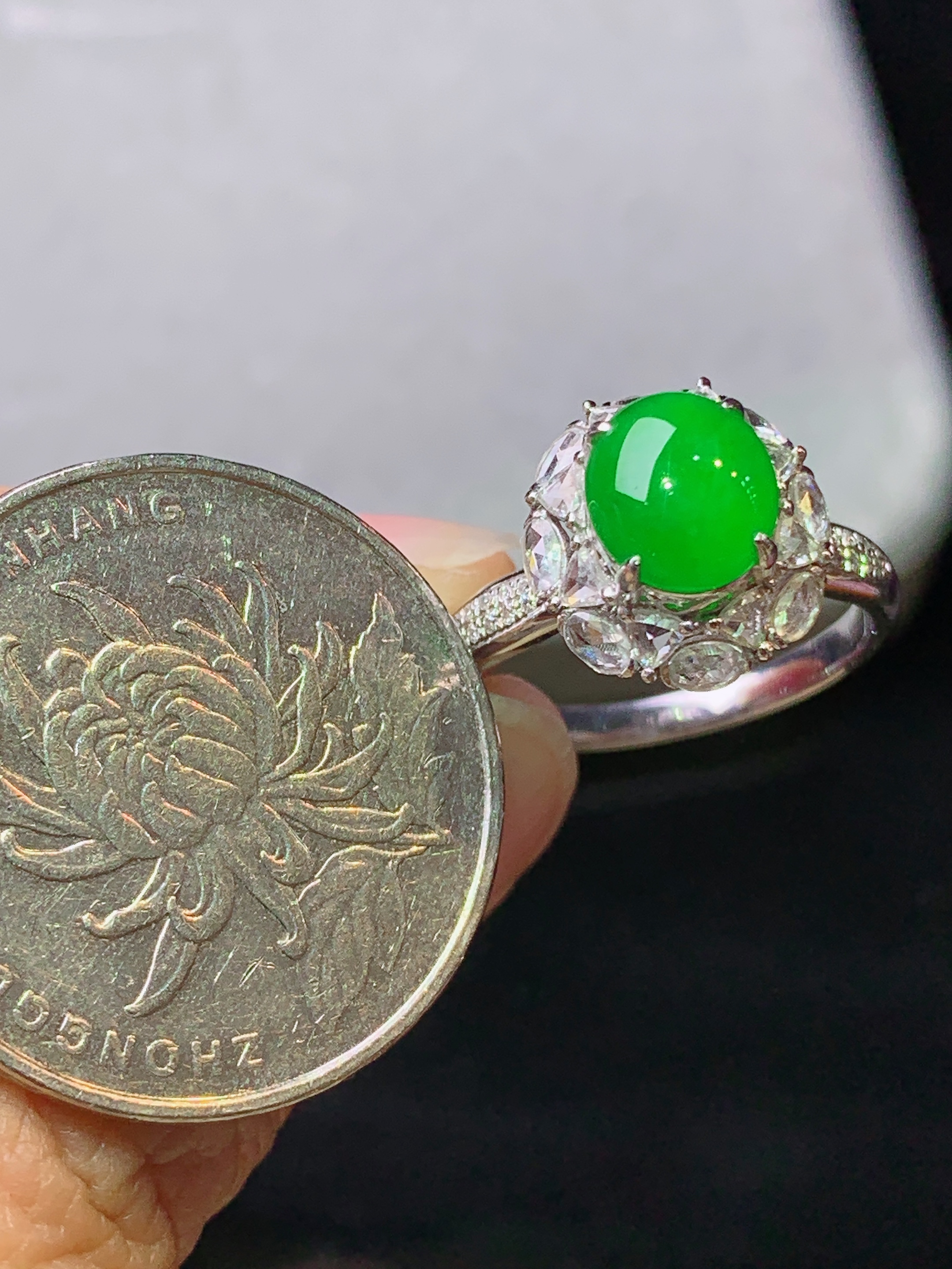 18k金钻镶嵌满绿蛋面戒指 玉质细腻 色泽艳丽清新 水润亮眼 圈口13.5 整体尺寸12.2*11.5*9.3g1