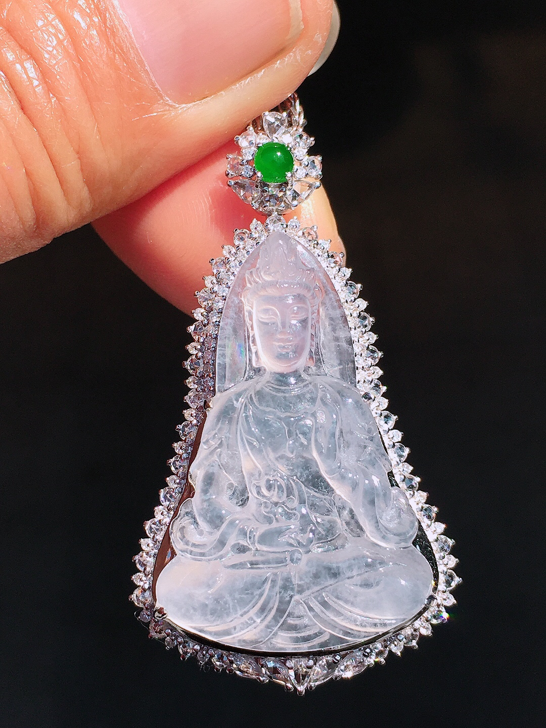 冰种观音吊坠，玉质细腻，荧光感超
强，饱满圆润，尽显优雅气质，18k
金豪华镶嵌